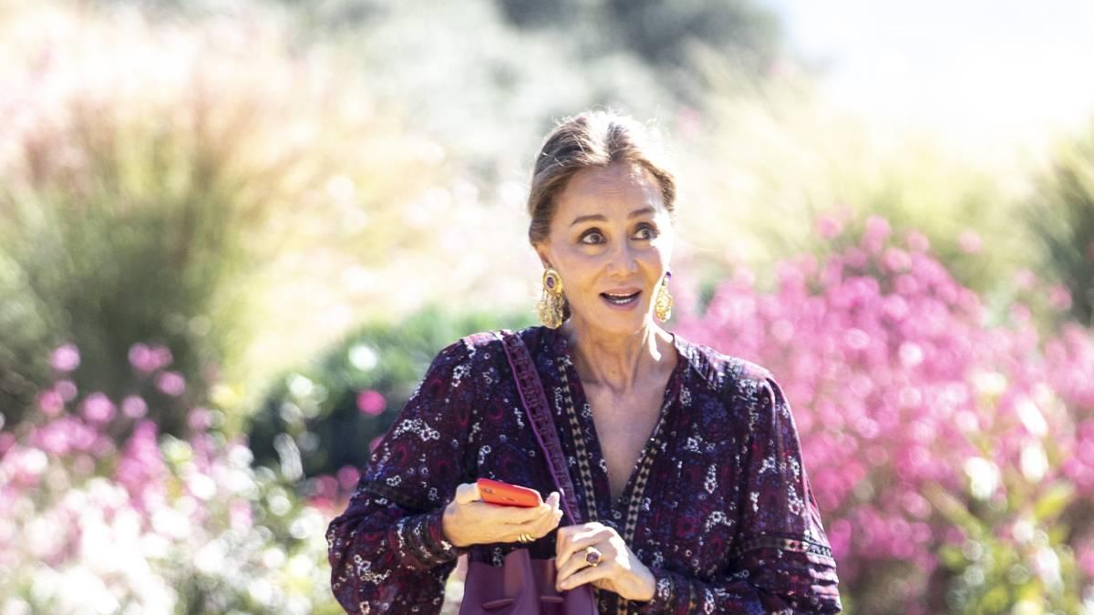 Isabel Preysler con vestido boho y botas altas de tacón