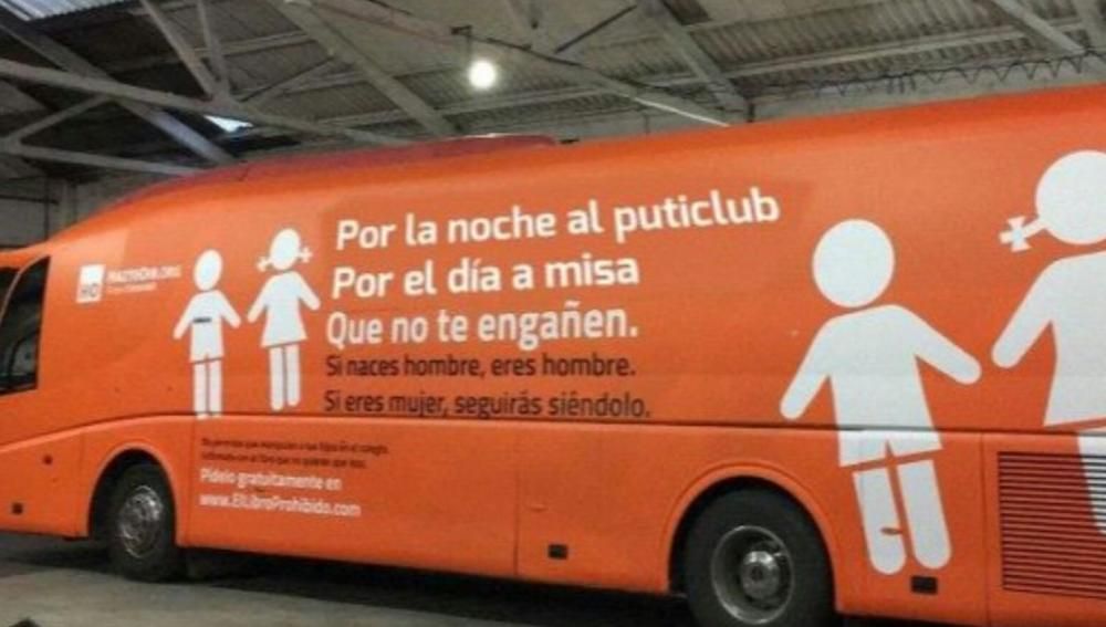 Las críticas al vehículo transfóbico del colectivo ultracatólico corren en forma de humor por las redes sociales.