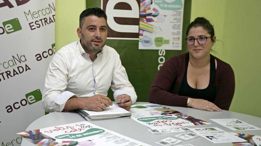 Presentacióna, ayer, con el presidente de ACOE y la diseñadora del cartel. // Bernabé/ Cris M.V.