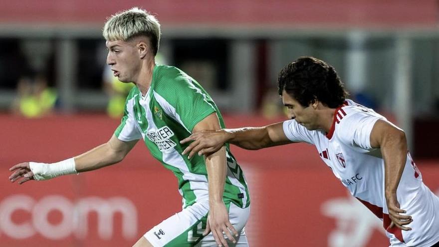 Antonio Toral controla el balón en el duelo frente al Sevilla Atlético.