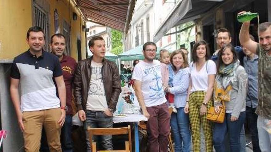 Alfonso González, Jacobo Balsa, Damir Musanovic, José Ramón Arango, Mónica García con Daniela Buceta en brazos, David Buceta (tapado), Ana Noval, Óscar Rivera, Susana Membiela, Pablo Pérez (tapado) y Miguel Arrojo escanciando.