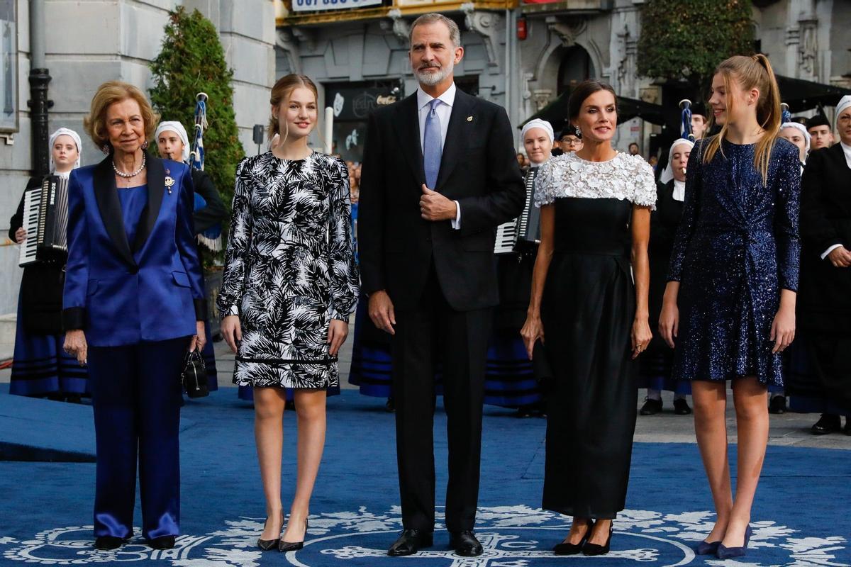 Los reyes Felipe y Letizia, la reina Sofía, la princesa Leonor y la infanta Sofía llegan al Teatro Campoamor
