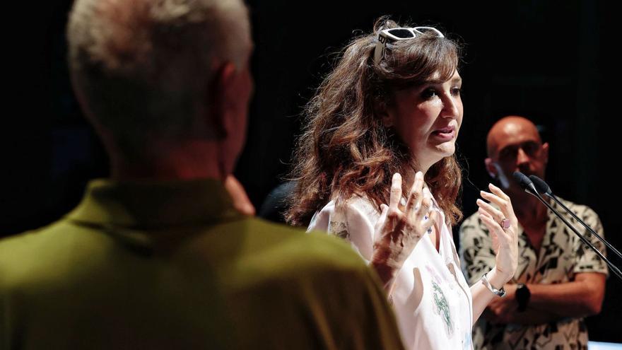 María José Montiel, observada de cerca por Antoni Parera Fons, en la presentación de la ópera en el Auditorio de Tenerife. | | MARÍA PISACA