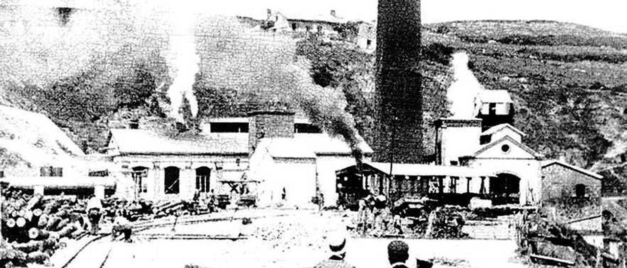 Una de las primeras fotos que se conservan de la mina de Arnao, con una chimenea de ventilación que ahora no existe.