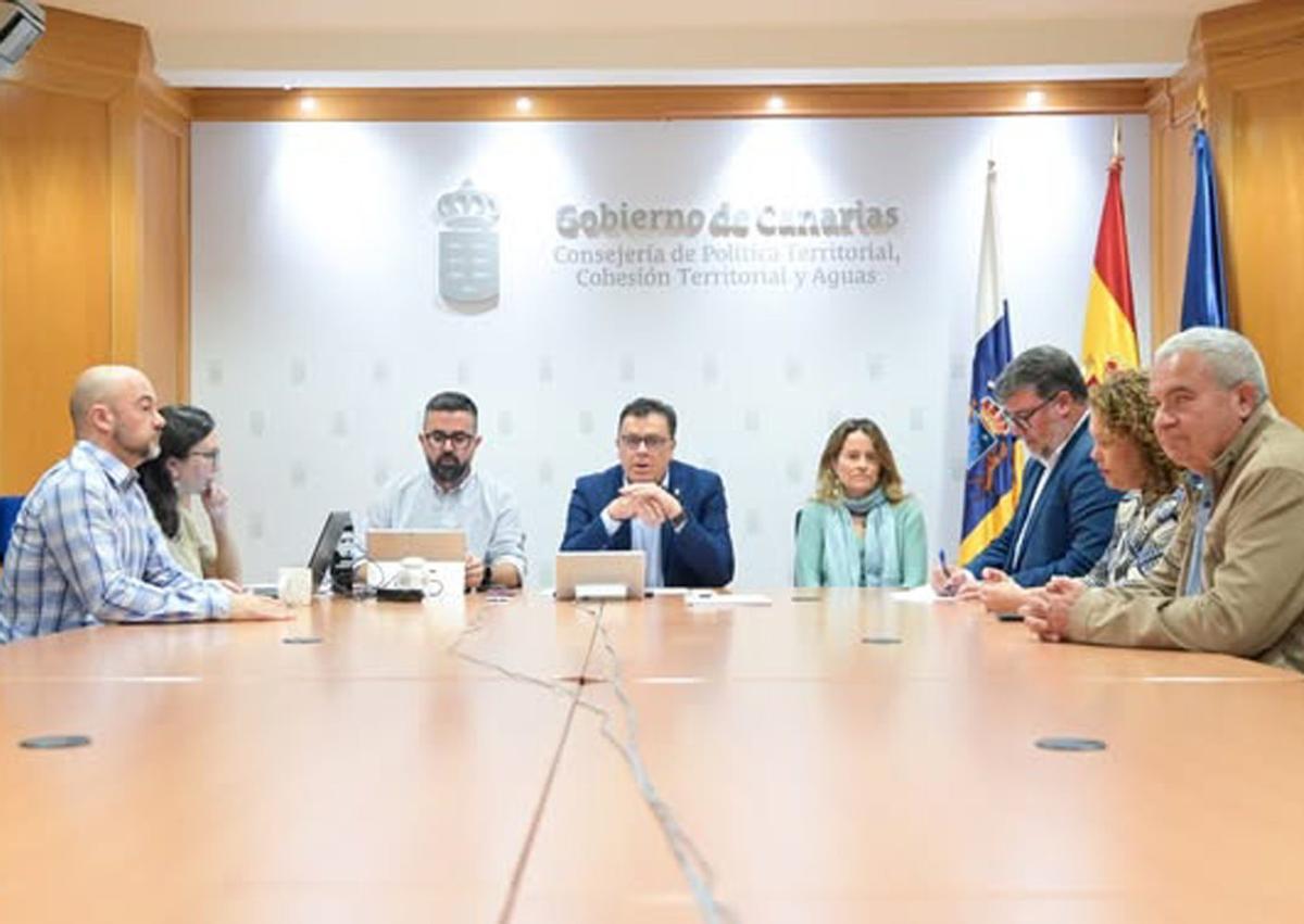 Reunión en la que el Gobierno canario aprueba el Plan General de Ordenación de San Miguel de Abona.