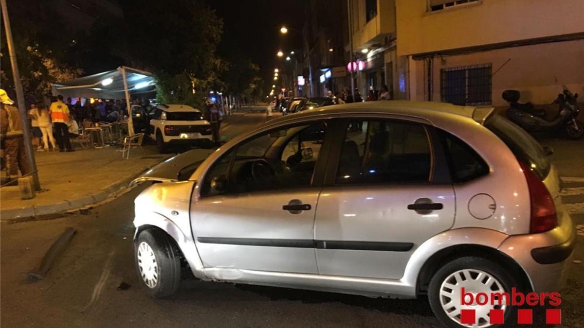 Un accidente en el centro de Terrassa deja cuatro heridos de poca gravedad.