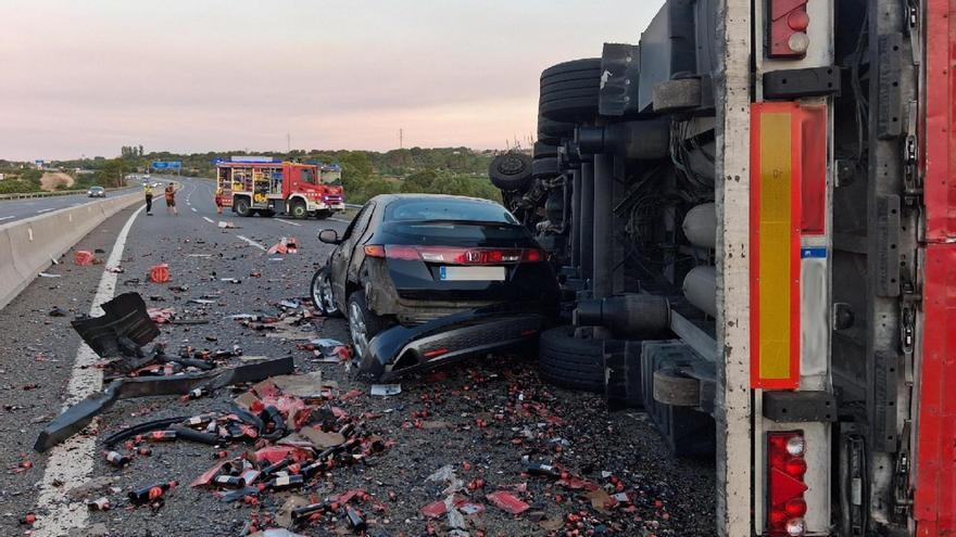 Accident de trànsit entre un camió, que ha bolcat, i un cotxe a l'AP-7 a la Pobla de Montornès (Tarragonès), que talla la via en sentit sud