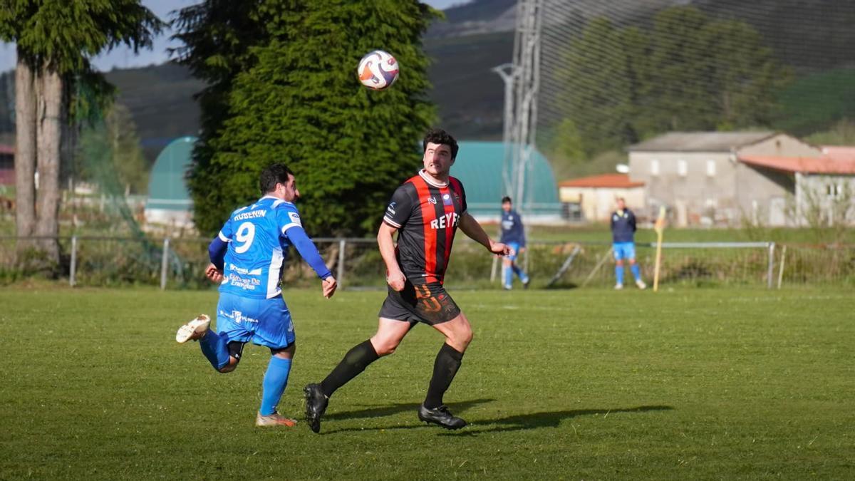Un momento del derbi entre Cornellana y La Espina.
