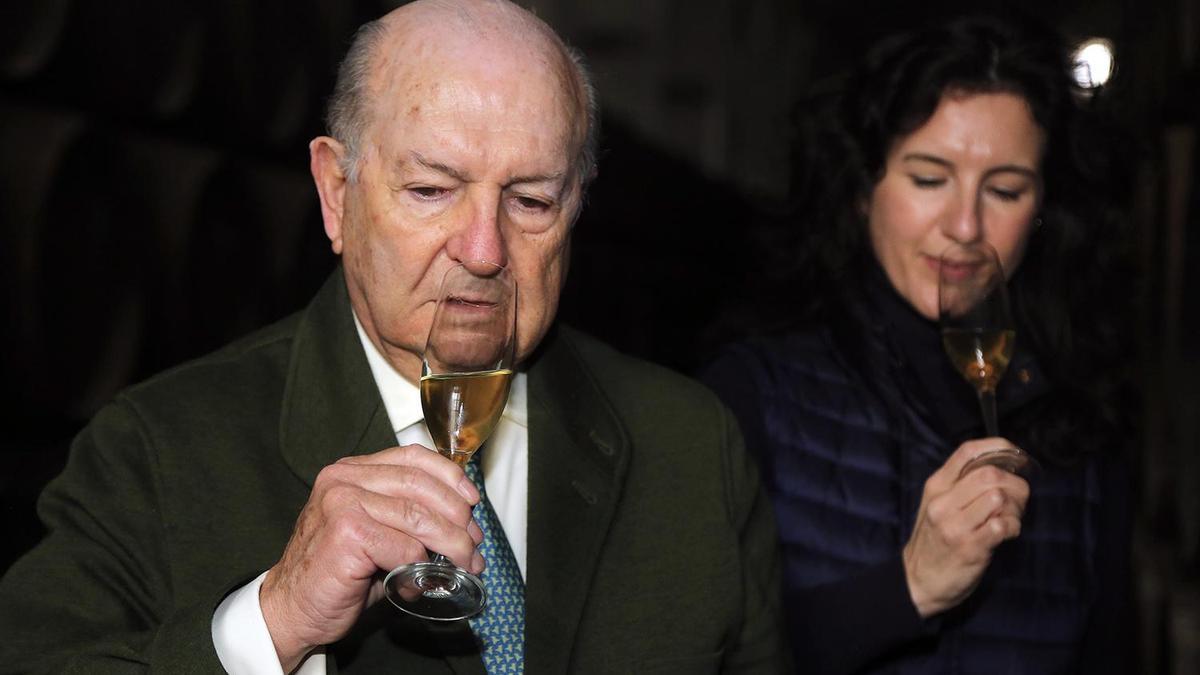 Rafael Córdoba, responsable del Grupo Pérez Barquero, cata el nuevo espumoso junto a su hija Adela.