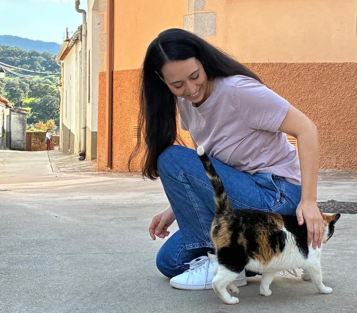 Sara Ramiro con un gato.