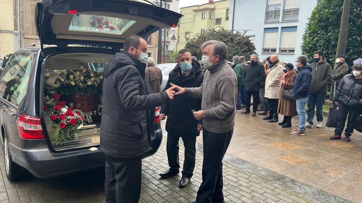 Emocionado funeral en Pola de Siero por el cura "Tito"