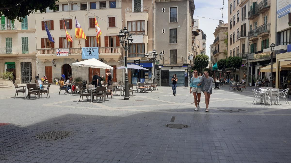 Terrazas que ocupan buena parte de la PlaÃ§a d&#039;Espanya de Inca, en una imagen de hoy.