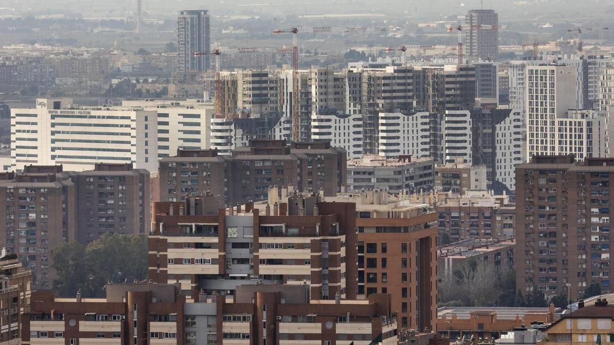 Los fondos de inversión organizan 'pujas a ciegas' en Valencia para vender los pisos de la banca
