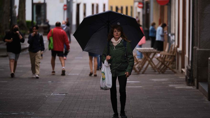 El manto de nubes grises se mantiene en Canarias pero la lluvia se disipa el fin de semana