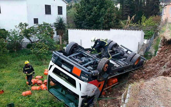 Un camión cargado de butano vuelca en Sóller