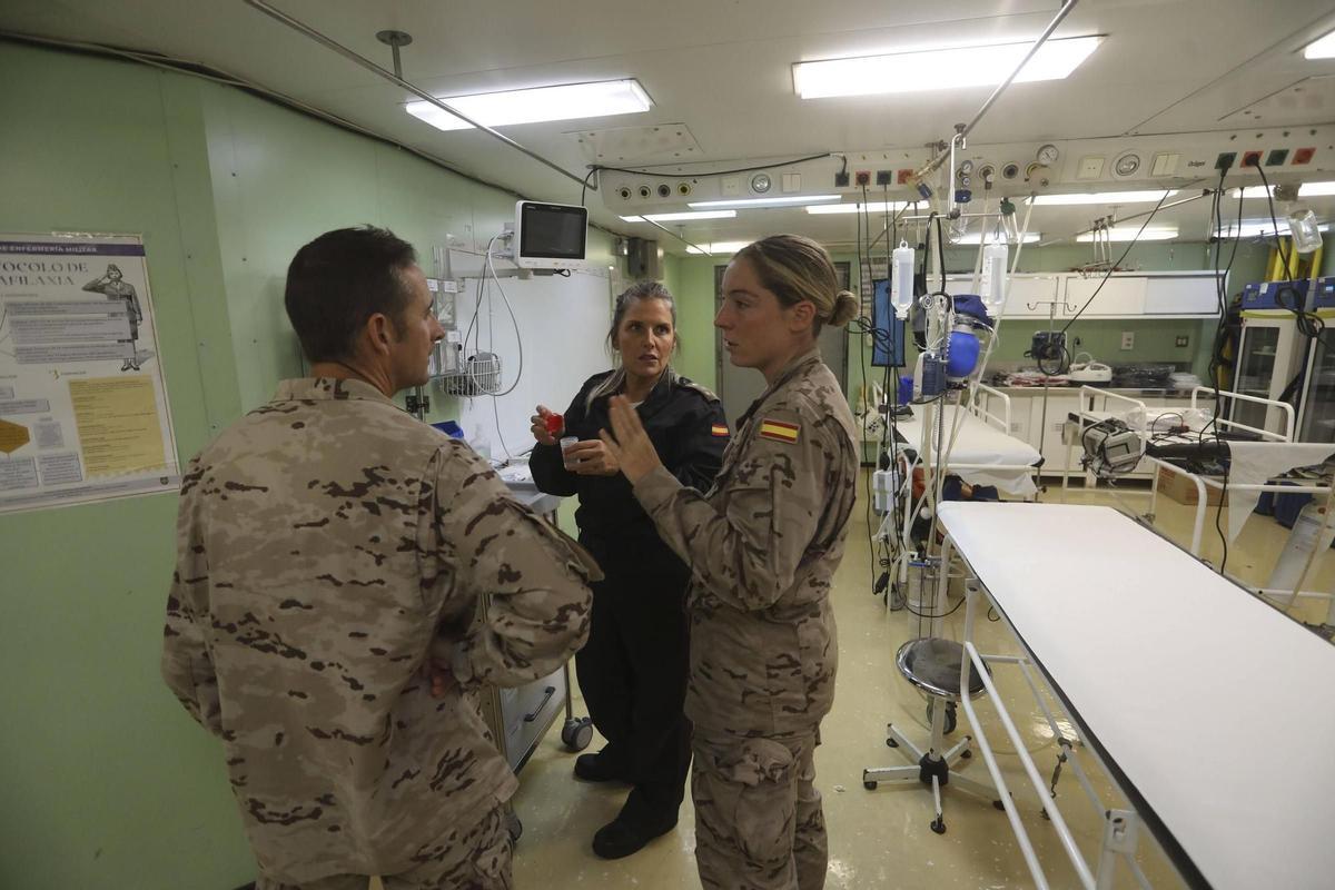 Personal sanitario de la Armada en el hospital del buque 'Galicia'.