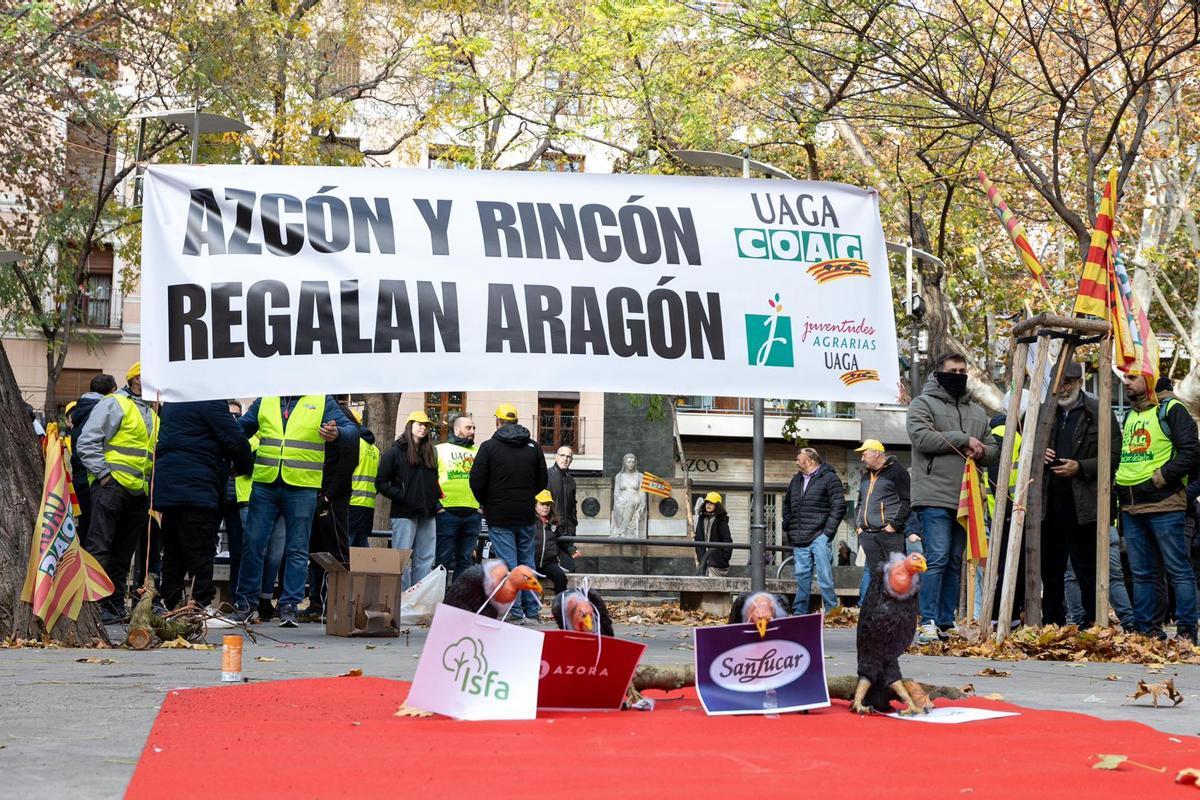 Tensión a las puertas de la consejería de Agricultura del Gobierno de Aragón.