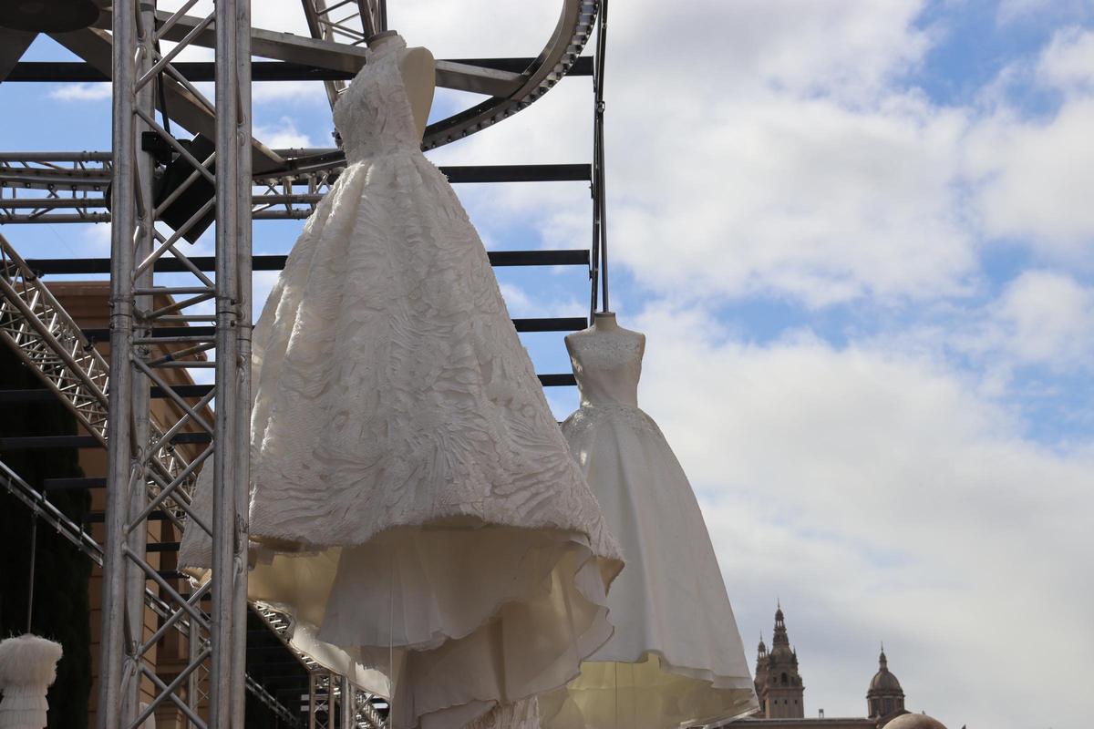 Montaje de La Fura dels Baus con vestidos de novia en la avenida de Maria Cristina