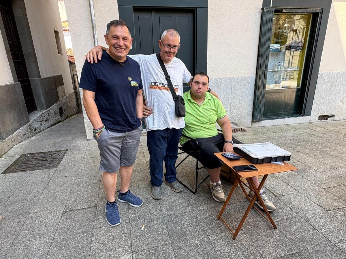 Manuel Sierra, José Manuel Alonso y Pablo Martínez en la zona de la caja del mercadillo.