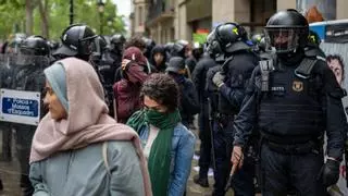 Los mossos desalojan a los manifestantes propalestinos de la agencia de promoción económica Acció de la Generalitat