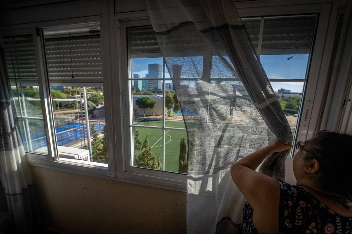 Una vecina del Gornal muestra como adapta su ventana para reducir las molestias por ruidos en el barrio del Gornal de L'Hospitalet