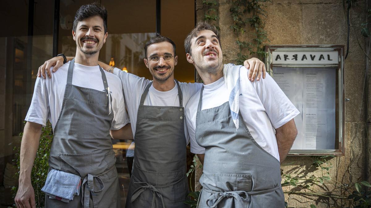 Marcos Valyi, Àlex López y Jordi Carbonell, en la puerta del restaurante Arraval.