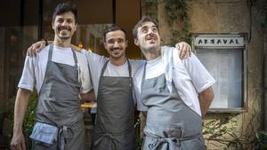 Marcos Valyi, Àlex López y Jordi Carbonell, en la puerta del restaurante Arraval.