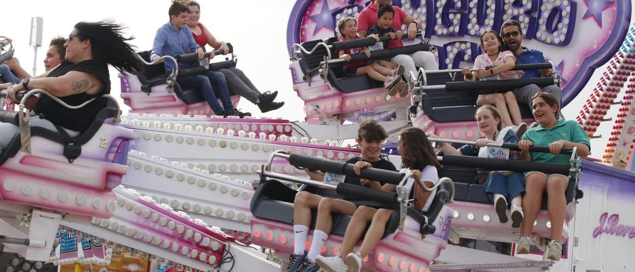 Imagen de la feria, este viernes, en el primer día del niño con descuentos en las atracciones.