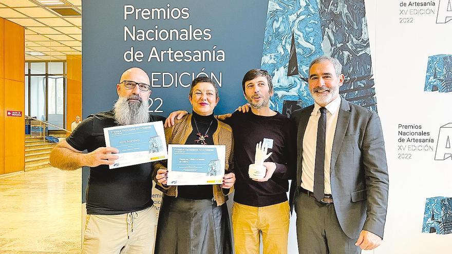 Santiago Besteiro (2º d.), durante la entrega de los Premios Nacionales de Artesanía. Foto: X. G.