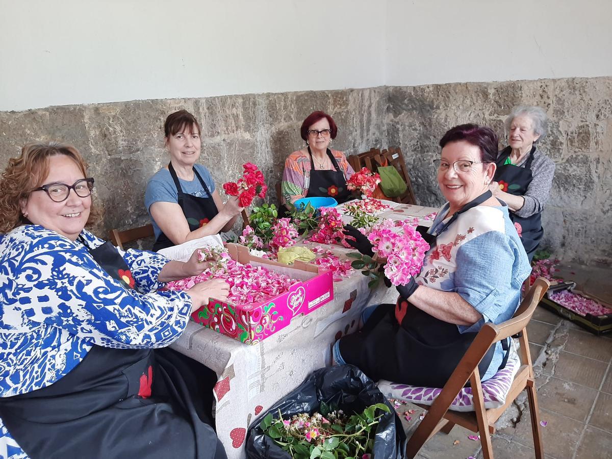 Por la izquierda, Nides Berdasco, Rosa Rodríguez, Tina Martínez, Rosi Menéndez y Ana Mencía, preparando las flores