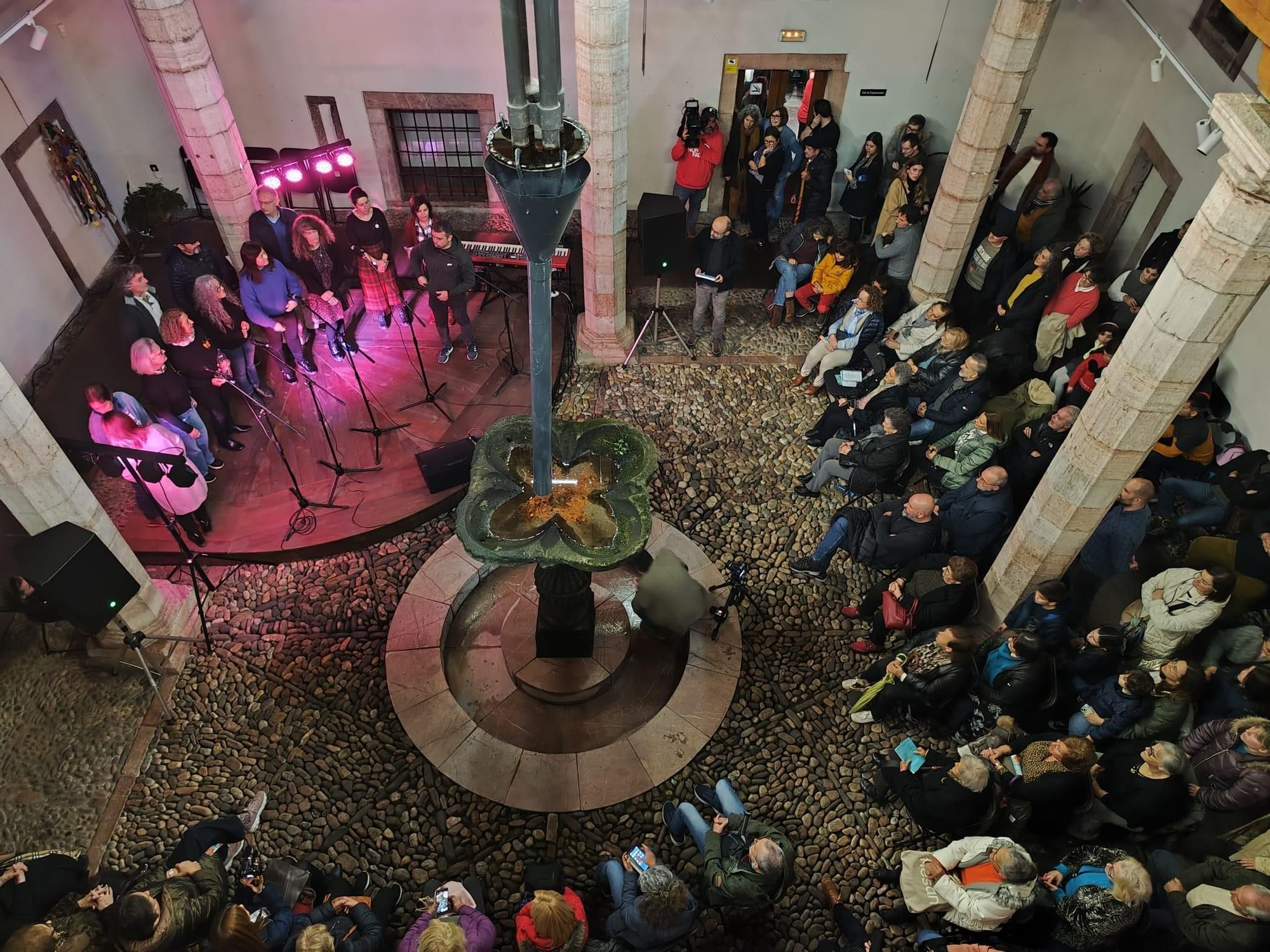 En imágenes, xuntanza moscona en el palacio Miranda-Valdecarzana