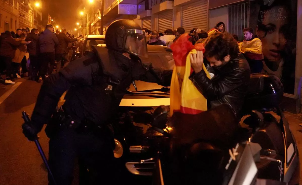 Muñecas hinchables en la manifestación ultra