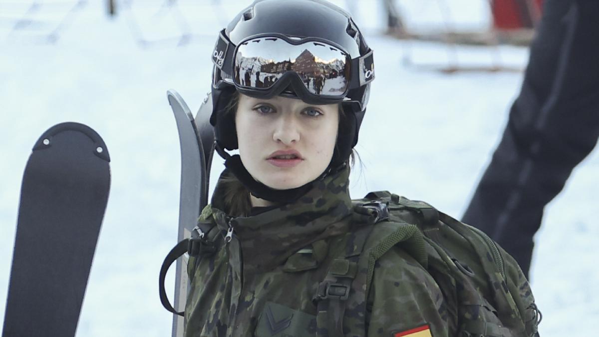 Todas las fotos de la princesa Leonor en la nieve: así es su instrucción militar de montaña esquiando en Astún
