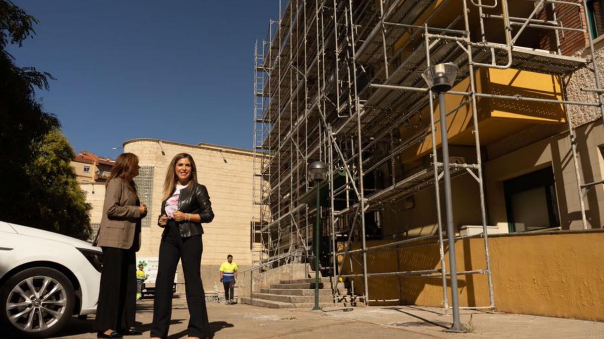 La directora de Juventud supervisa las obras de la residencia. | J. L. F.