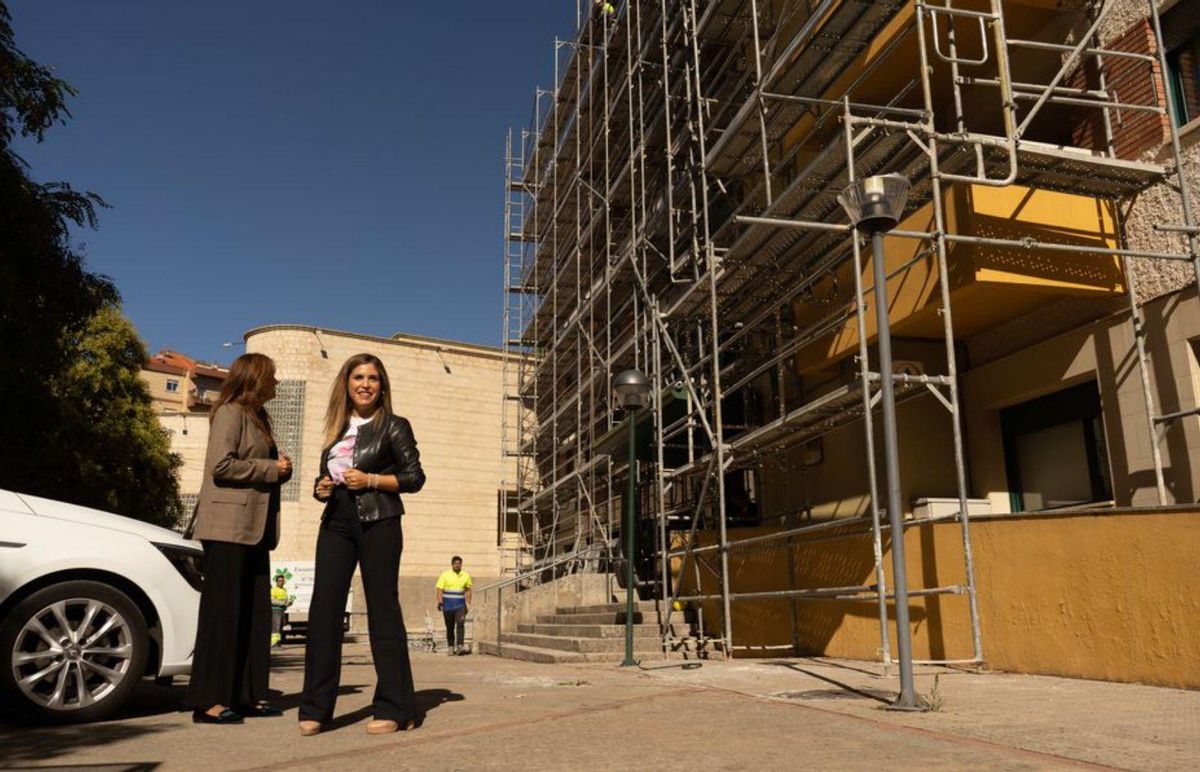 La directora de Juventud supervisa las obras de la residencia. | J. L. F.
