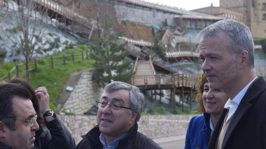 Parlamentarios socialistas en una visita a Los Cuestos poco después de producirse el derrumbe.