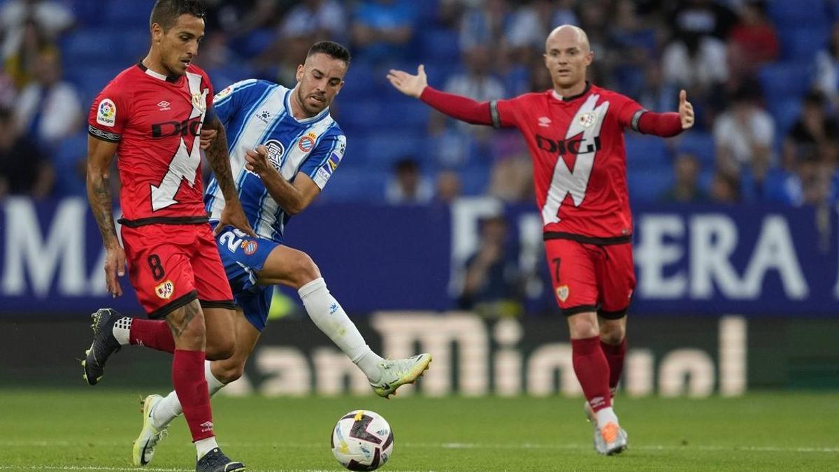 Trejo, del Rayo, junto a Expósito, con Isi al fondo, en el Espanyol-Rayo del pasado agosto.