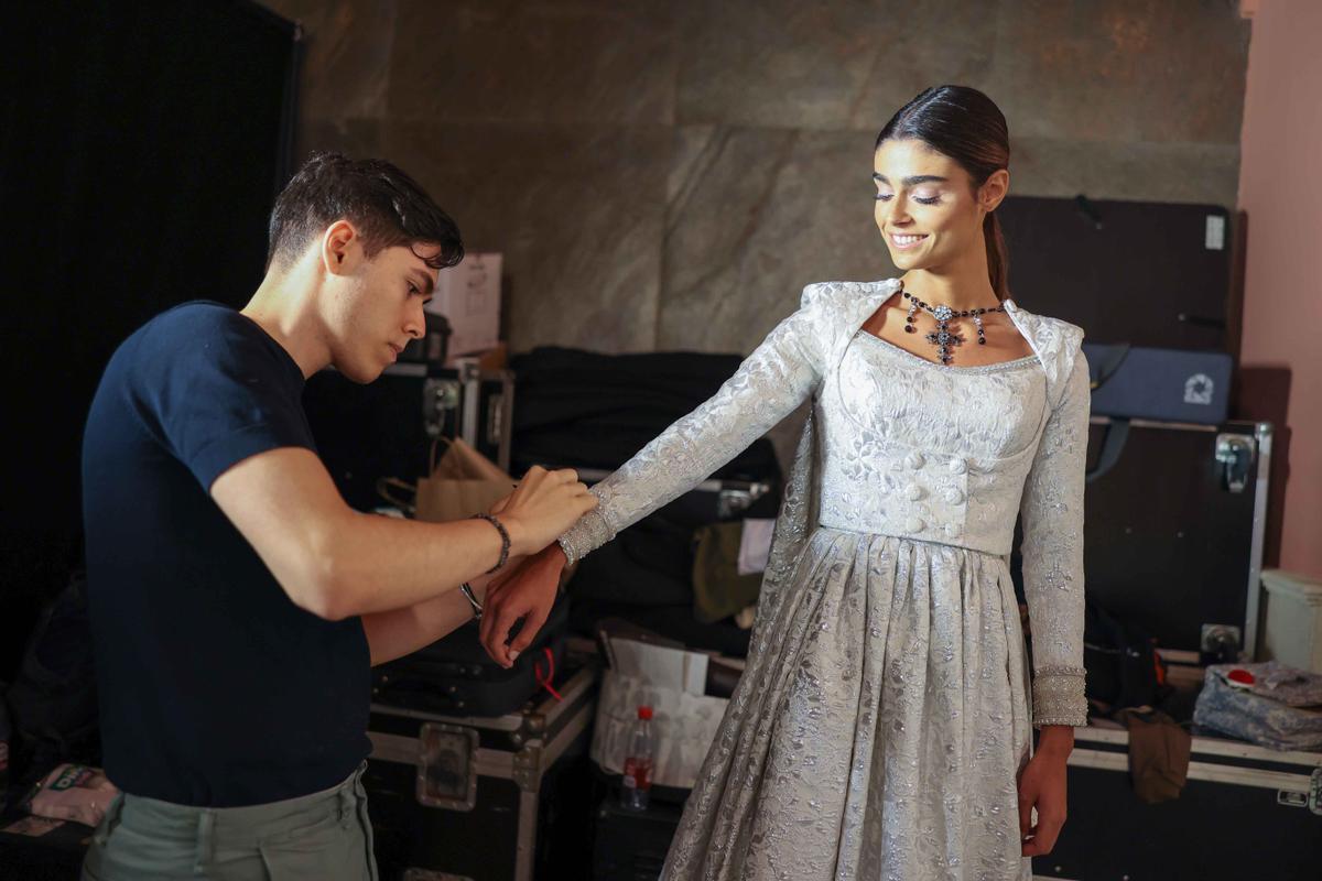 Las modelos se preparan para el desfile de Ogadenia.