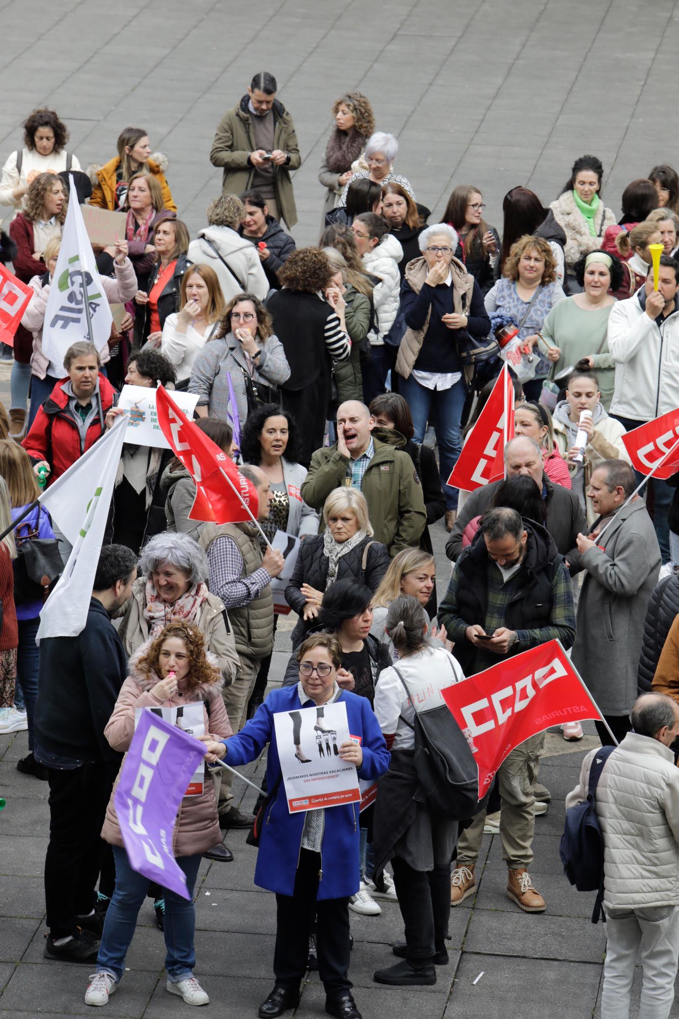 En imágenes: Multitudinaria protesta de los trabajadores del ERA: "Nuestras vacaciones no son un trueque electoral"