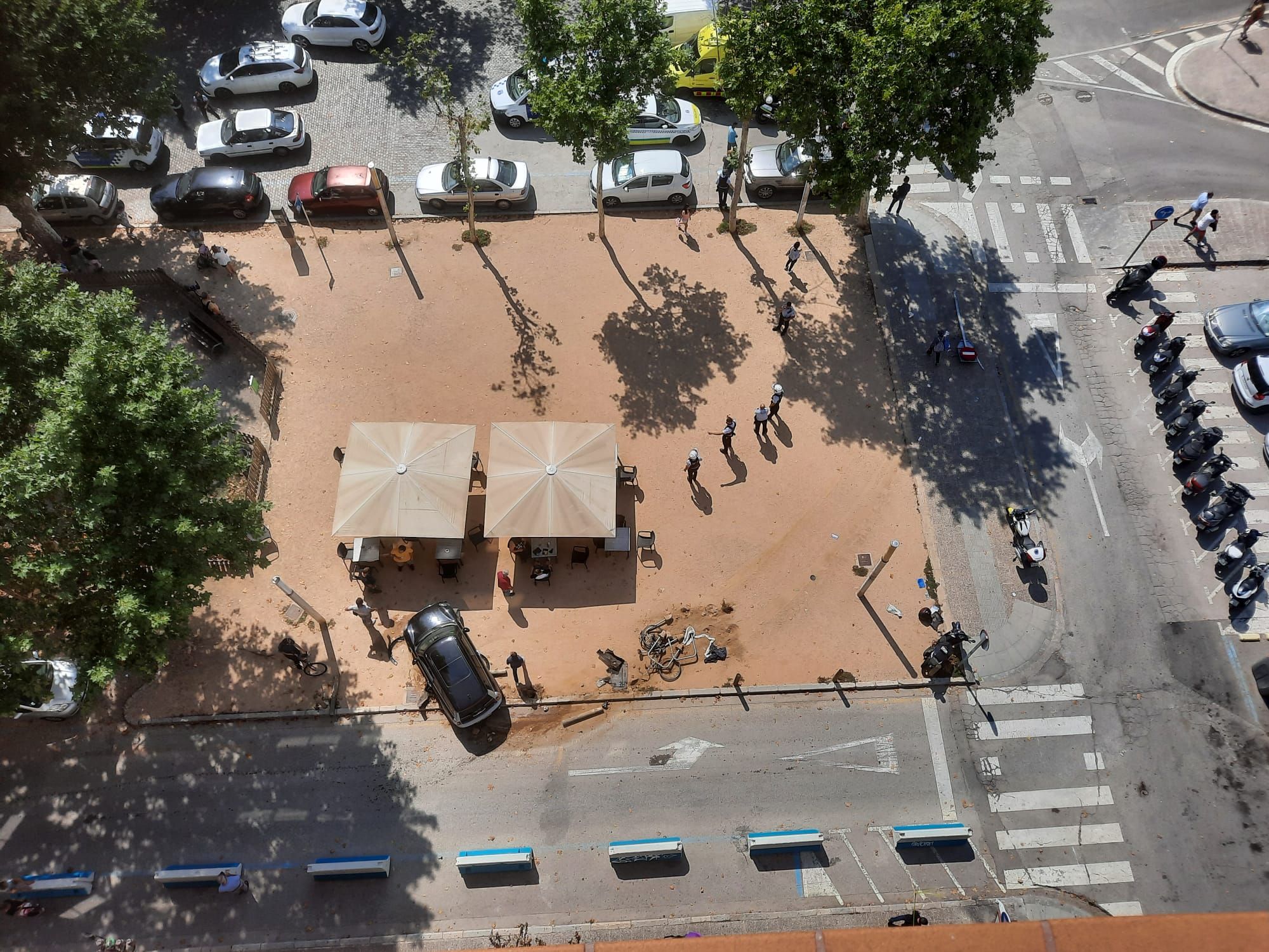 Un cotxe irromp en contra direcció a la plaça Poeta Marquina de Girona i deixa dos ferits