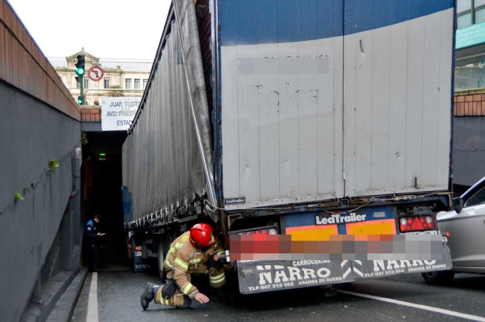 El conductor no se percató de las señales que advierten de las dimensiones del túnel y descendió la rampa.