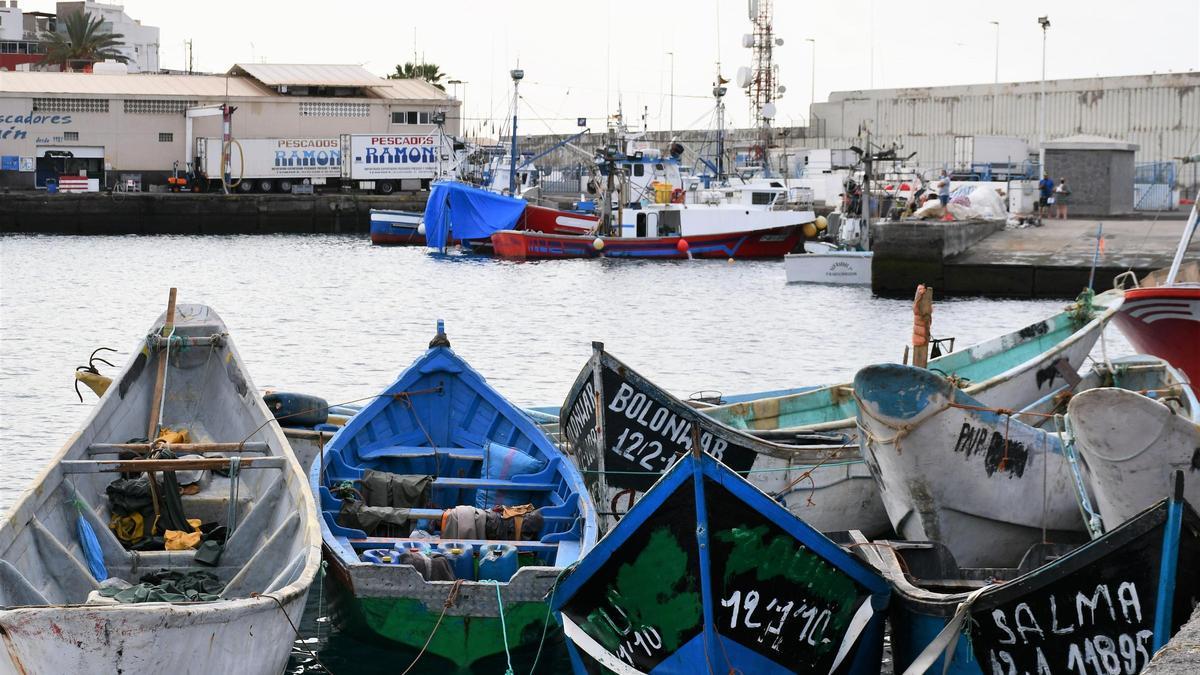 Pateras acumuladas en el Muelle de Arguineguín