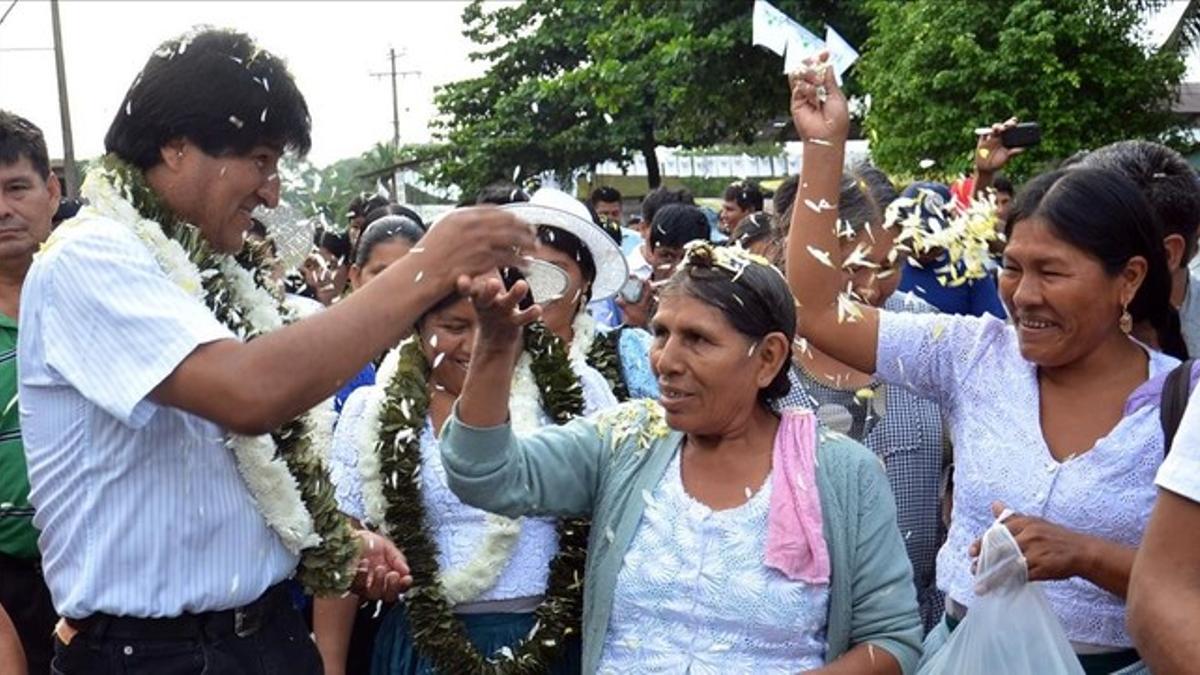 El presidente boliviano, Evo Morales, saludando a los votantes del referéndum.