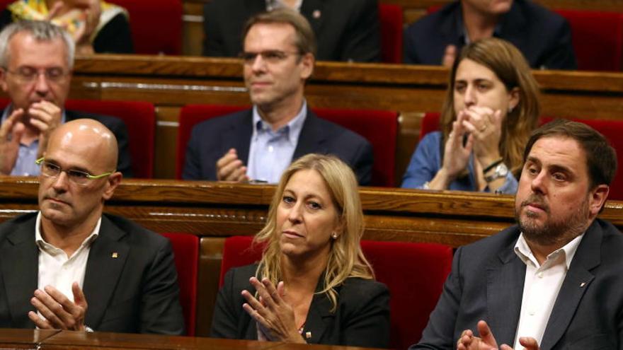 Puigdemont és rebut amb ovacions i crits d&#039;independència pels diputats de JxSí