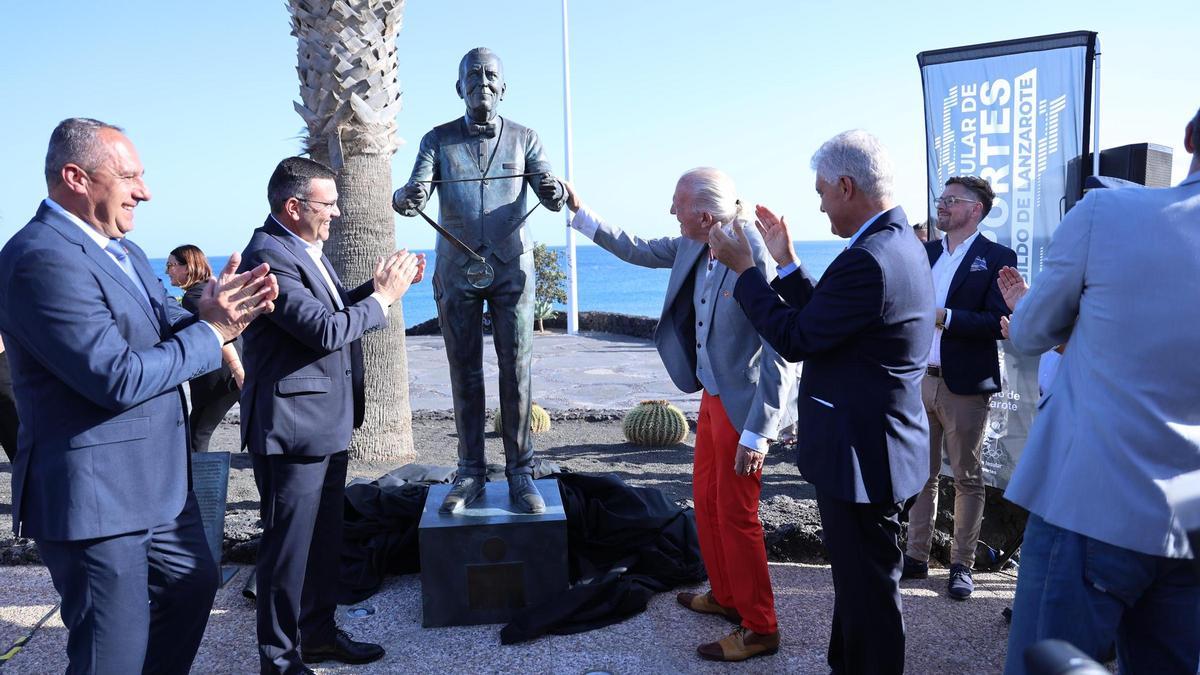 Escultura en honor a Kenneth Gasque