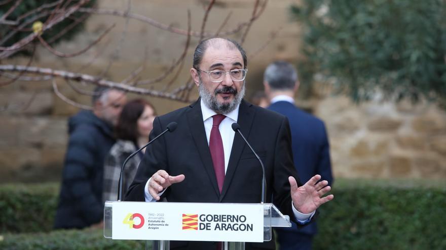 Lambán muestra su oposición radical a un referéndum en Cataluña fuera de la ley