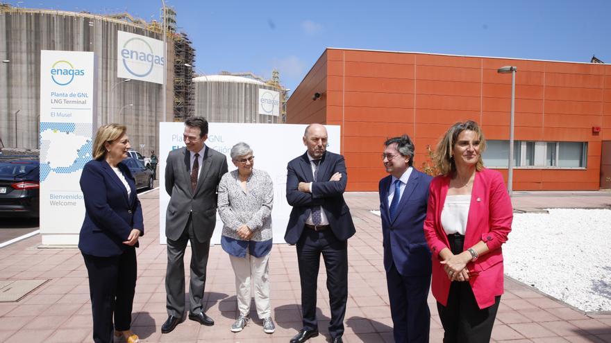 Teresa Ribera visita la planta regasificadora de El Musel