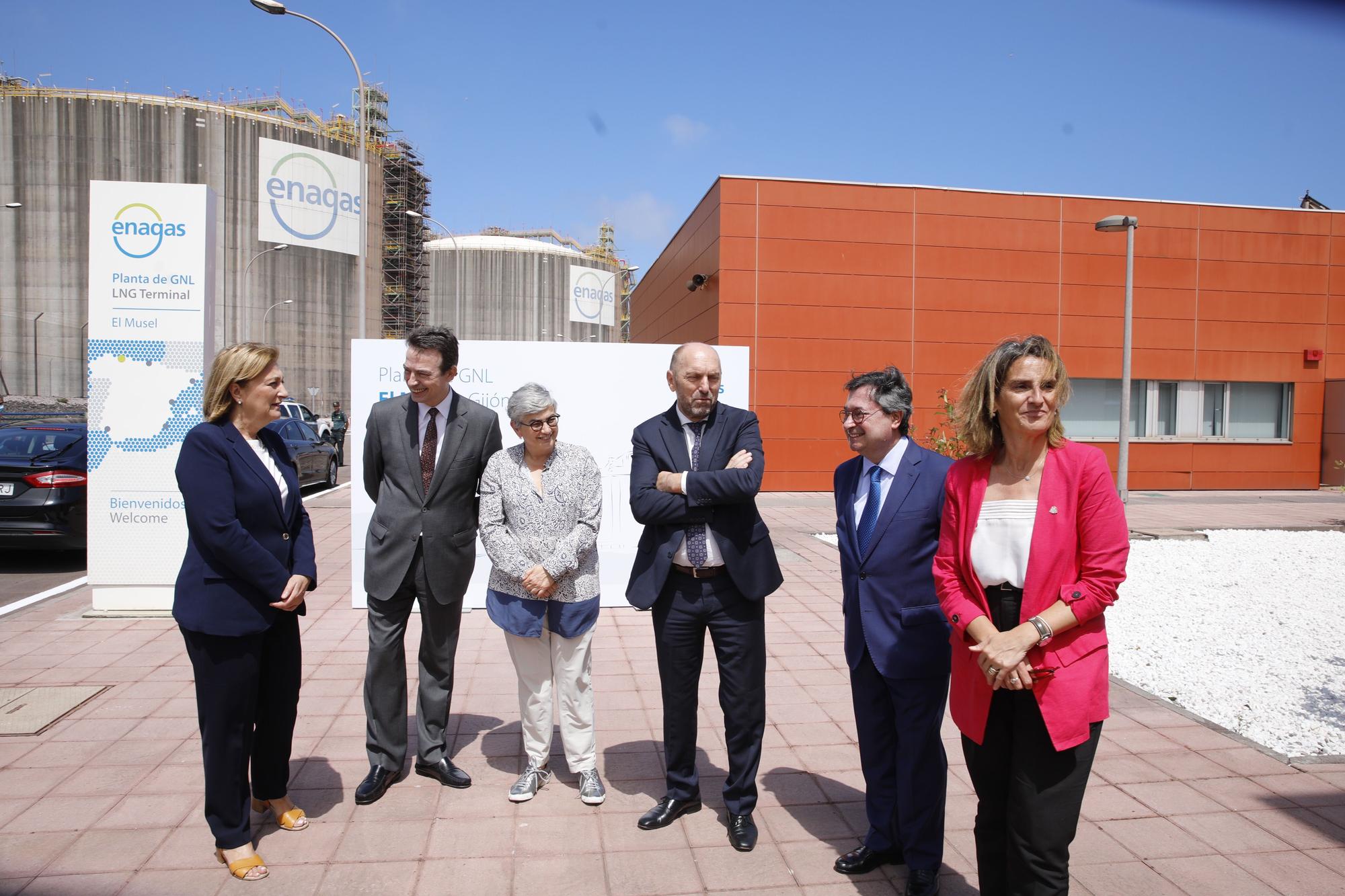 Teresa Ribera visita la planta regasificadora de El Musel