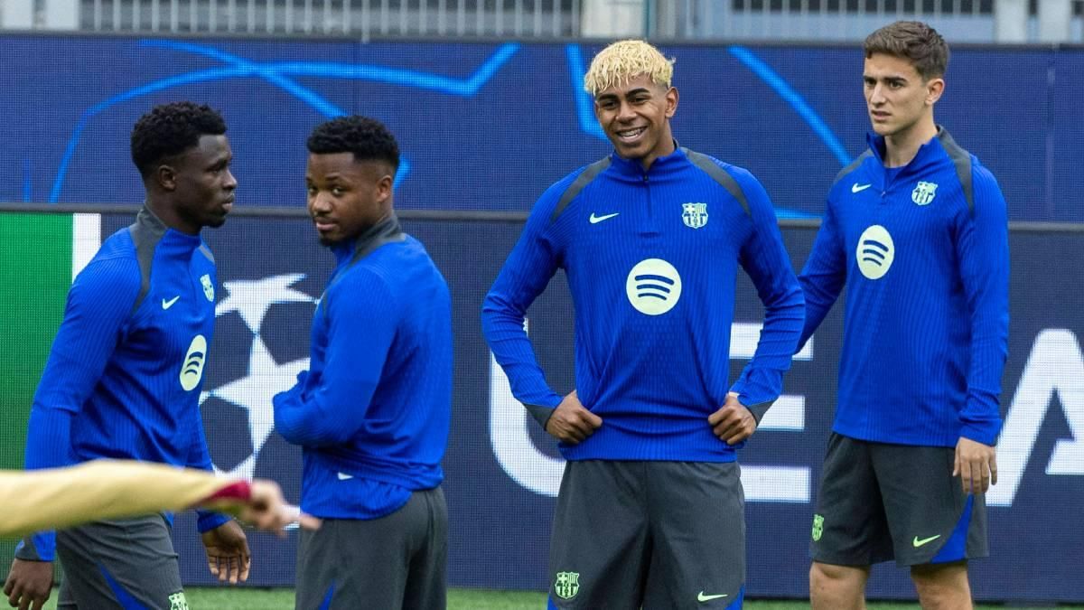 Landry Farré, junto a Lamine, Gavi y Ansu en un entrenamiento