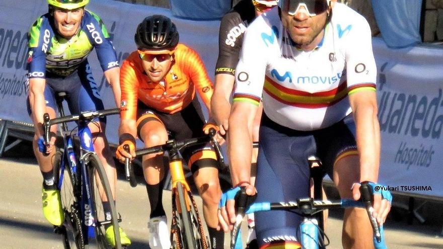 &quot;Gallu&quot;, cruzando meta con el grupo de Alejandro Valverde, en la tercera etapa de la Challenge. // Gios Kiwi Atlántico